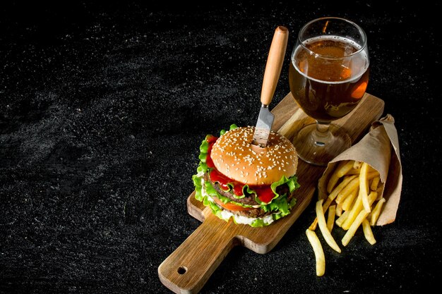 Hamburger met een knifefries bier in een glas