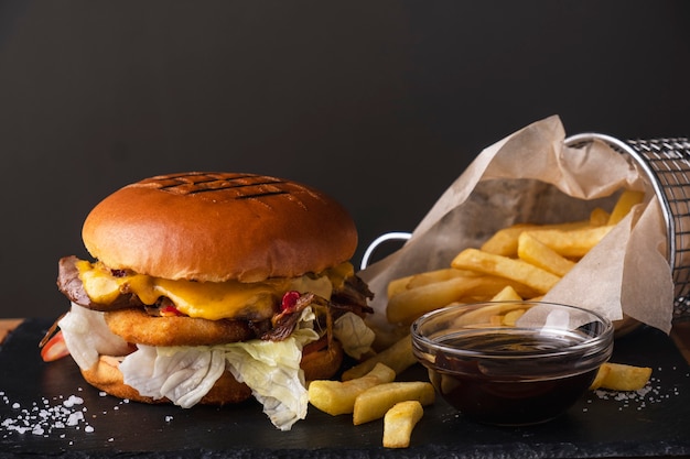 Hamburger met eendenvlees, ui, kaas en sla garneren met frietjes.