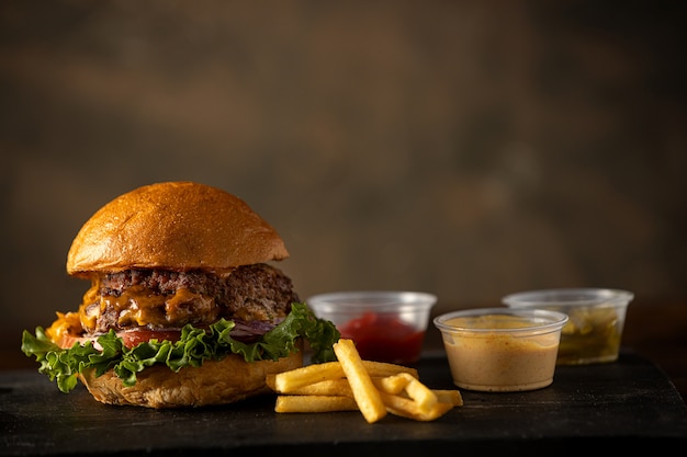 Hamburger met frietjes en junkfood kruiden