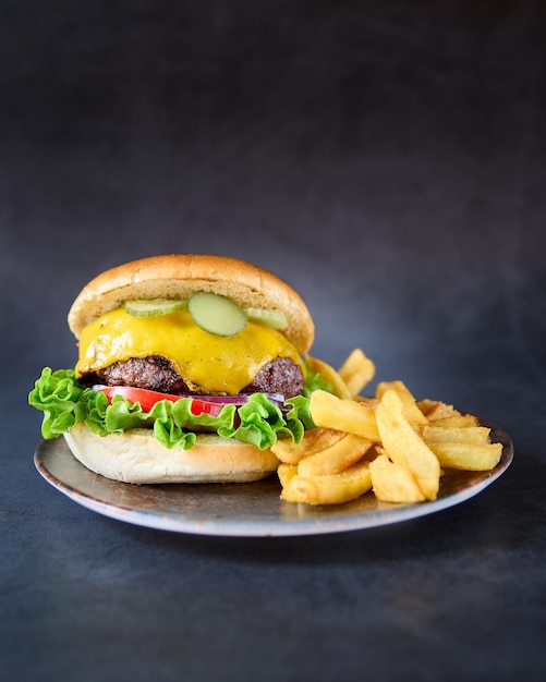 hamburger met frietjes op schoolbordachtergrond