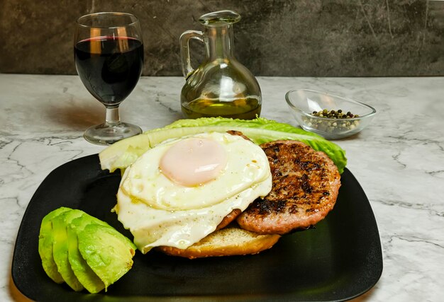 Hamburger met gebakken eiersla en avocado