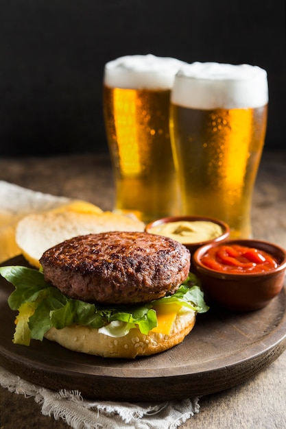 Hamburger met glazen bier