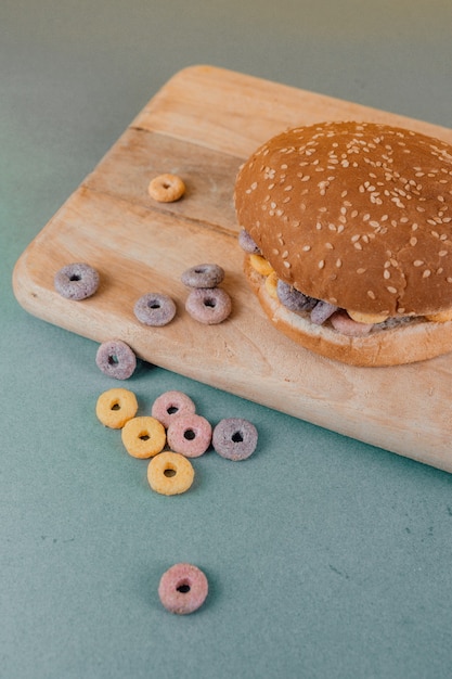 hamburger met granen op tafel