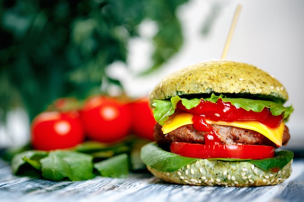 Foto hamburger met groen broodje en verse groenten