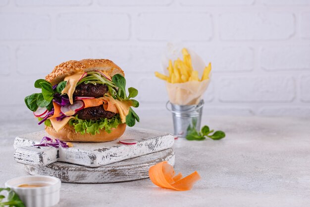 Hamburger met groenten en plantaardige kotelet