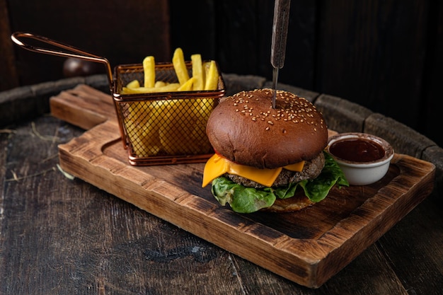 hamburger met kaaskoteletsalade tomatensaus en frietjes