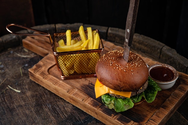 hamburger met kaaskoteletsalade tomatensaus en frietjes