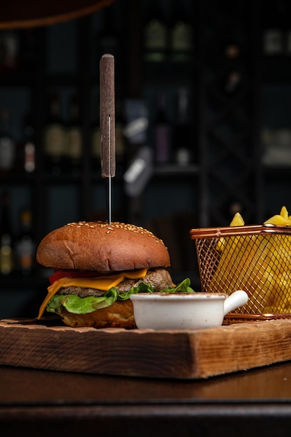 hamburger met kaaskoteletsalade tomatensaus en frietjes