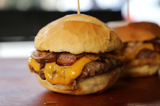 Hamburger met kaastomaat en brood gemaakt in barbecuegrill Zijaanzicht Close up