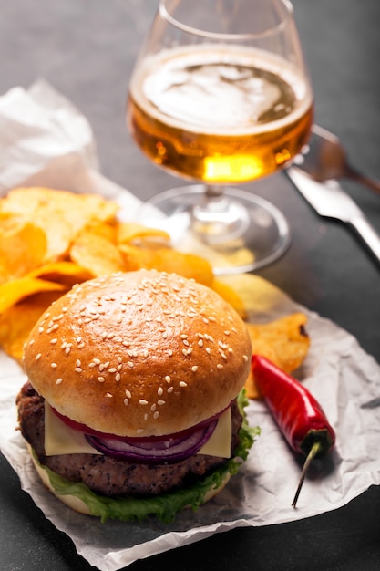 Hamburger Met Kotelet. Chips en bier