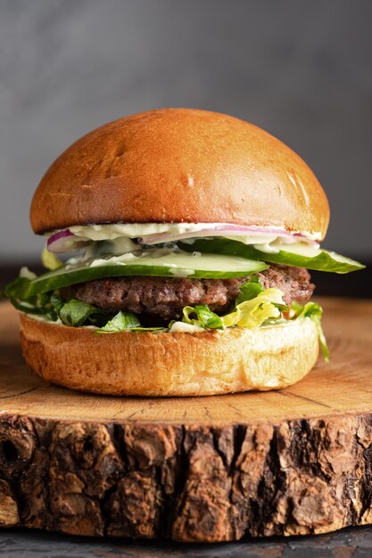 Hamburger met vleesburger op een houten tafel sappige burger met verschillende vullingen