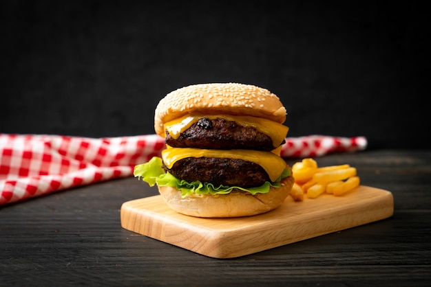 Hamburger of beefburgers met kaas en friet