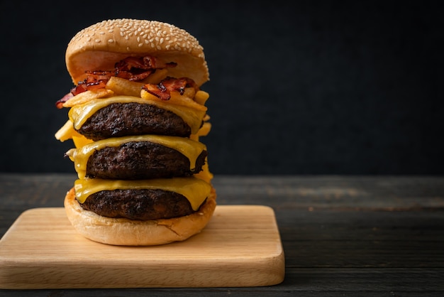 hamburger of rundvleesburgers met kaas, spek en frietjes - ongezonde voedingsstijl