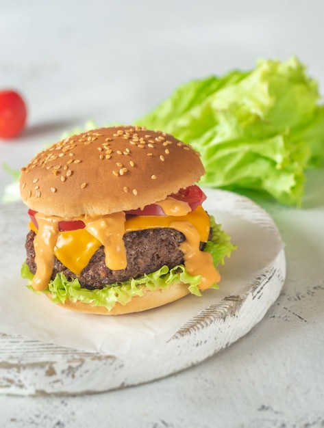 Hamburger op de houten plank