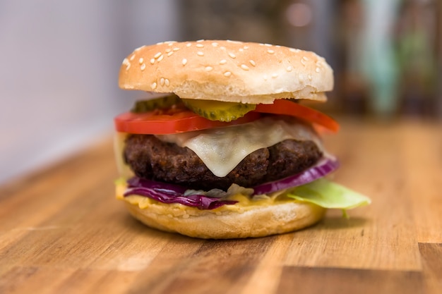 Hamburger op de houten tafel