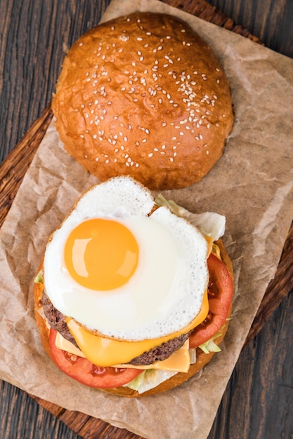 Hamburger op een houten bord