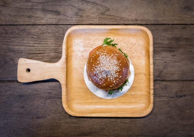 Foto hamburger op het houten dienblad