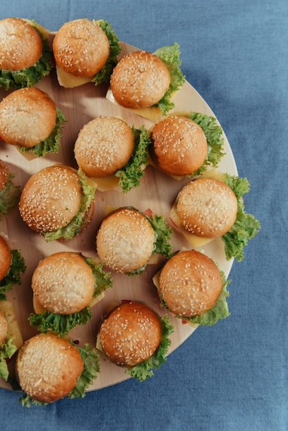 Hamburger op houten tafel. Zelfgemaakte burger. Fastfood maaltijd