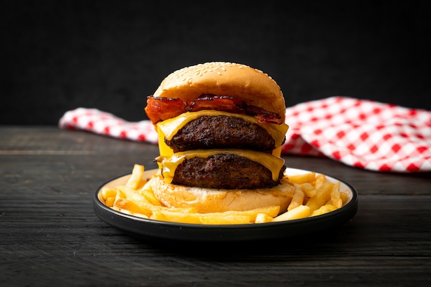 Гамбургер или бургеры из говядины с сыром и беконом - нездоровый стиль питания