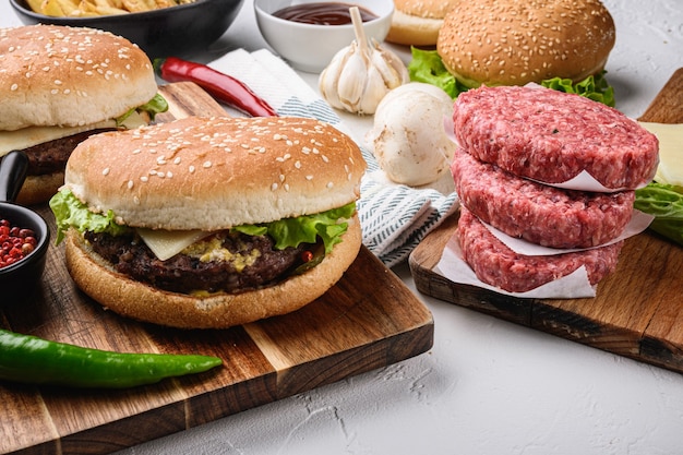 Hamburger e ingredienti crudi su bianco