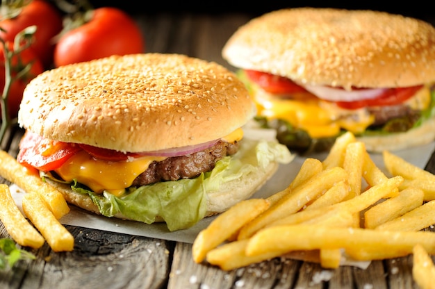 Hamburger served on wooden planks served with chips