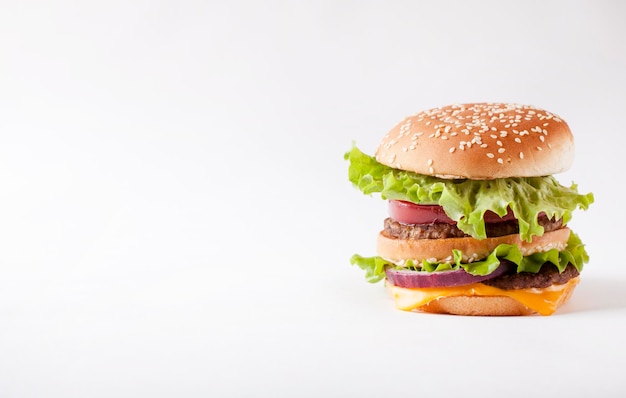 hamburger tijdens de vlucht op een witte achtergrond