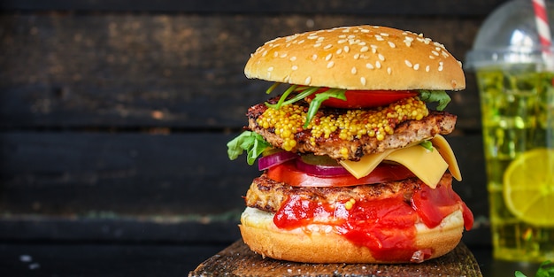 hamburger, vlees kotelet biefstuk, tomaat, saus en sla