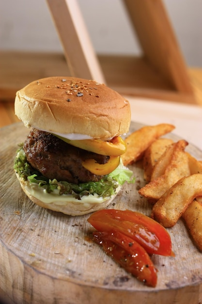 Photo a hamburger with a bun and tomatoes on it