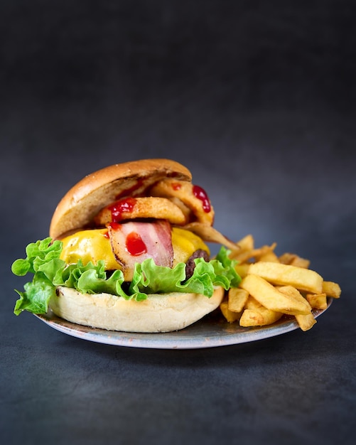 黒板の背景にフライドポテトとハンバーガー