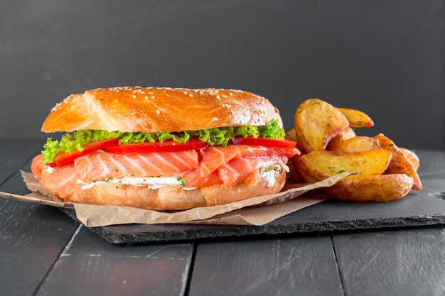 Hamburger con patatine su un piatto di ardesia