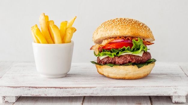 写真 フライドポテトとハンバーガー