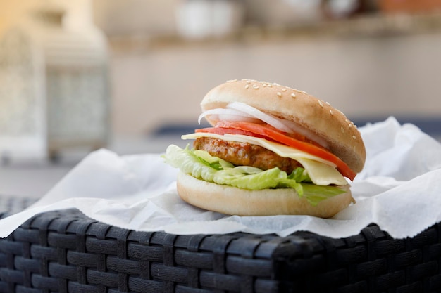 Hamburger con carne di pomodoro e cipolla