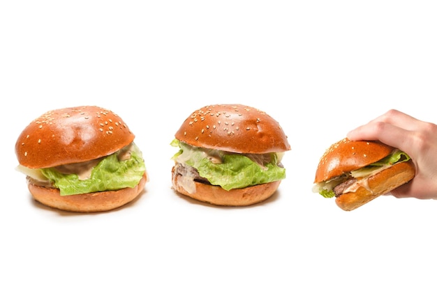 Hamburger in mani di donna isolate su uno sfondo bianco vista dall'alto