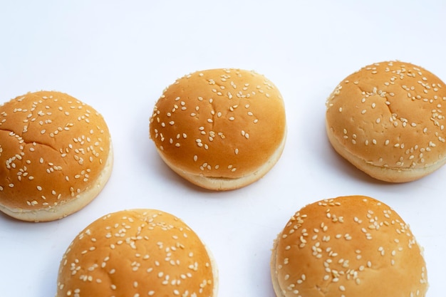 Hamburgerbroodjes met sesam op witte achtergrond