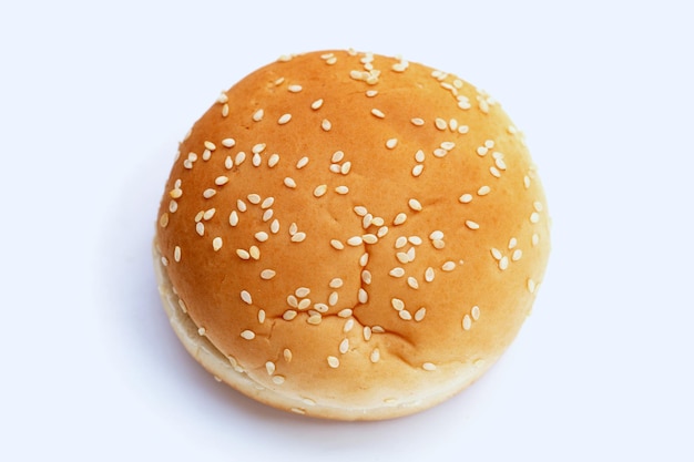 Hamburgerbroodjes met sesam op witte achtergrond