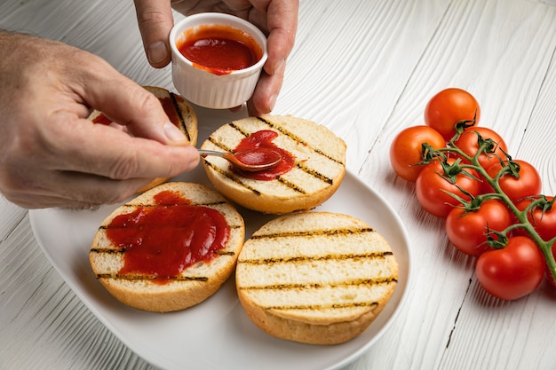 Hamburgerbroodjes op een witte plaat. witte houten tafel