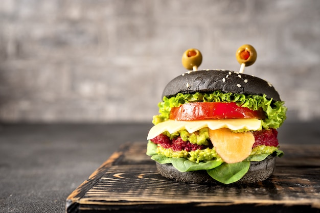 Hamburgermonster voor Halloween-viering op dark