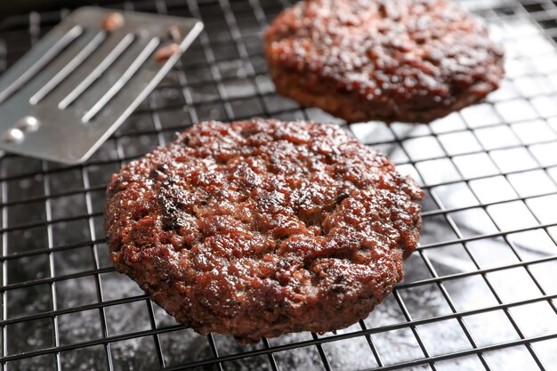 Foto hamburgerpasteitje op grillclose-up