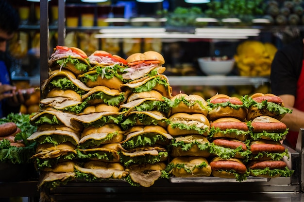 Photo hamburgers arranged on tray in commercial kitchen