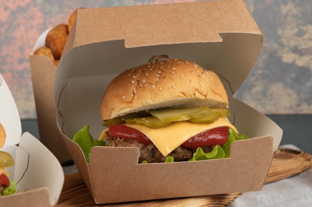 Foto hamburgers in papieren dozen voor bezorging