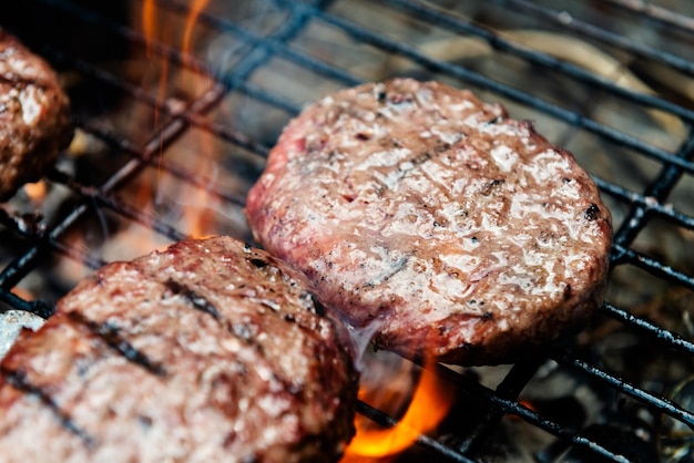 Hamburgers koken op grill met open vuur
