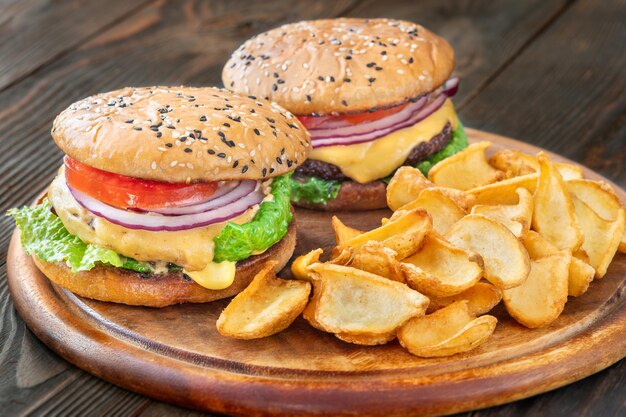 Foto hamburgers met aardappeldippers