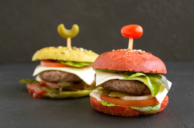 Foto hamburgers met gekleurde broodjes