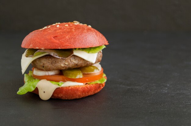 Hamburgers met gekleurde broodjes