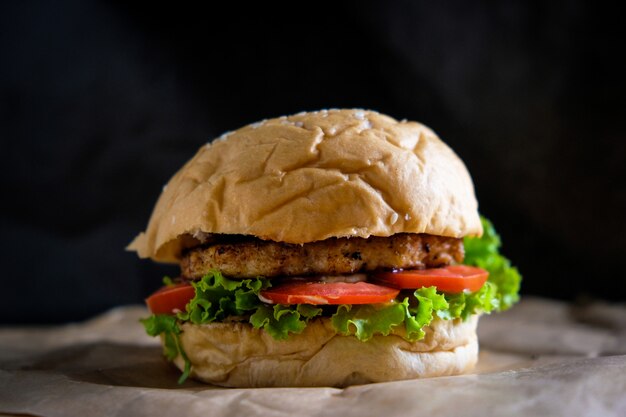 Hamburgers met kaas, salades en groenten op een zwarte ruimte