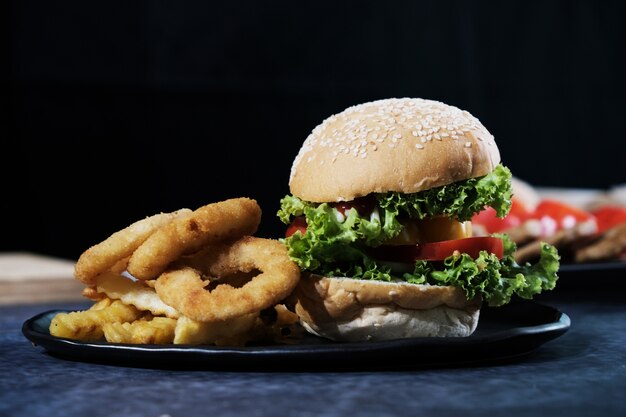 Hamburgers met kaas, uienringen en frietjes