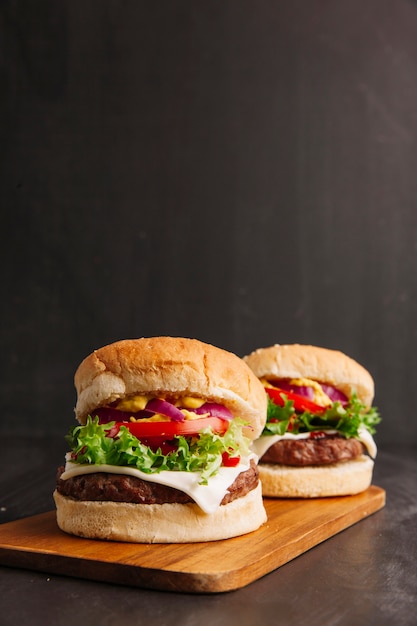 Hamburgers op houten bord