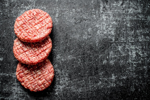 Foto hamburgers van rauw rundvlees