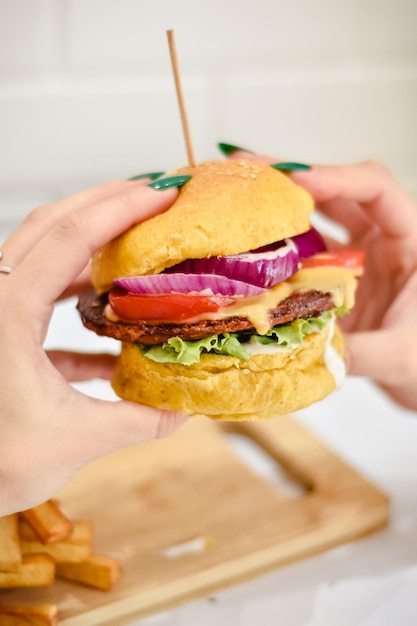 Foto hamburguesa con papas fritas