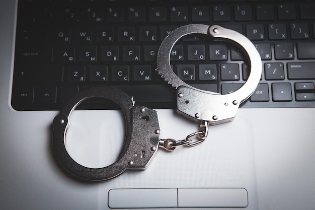 Hamer van de rechter op de laptop cybercriminaliteit